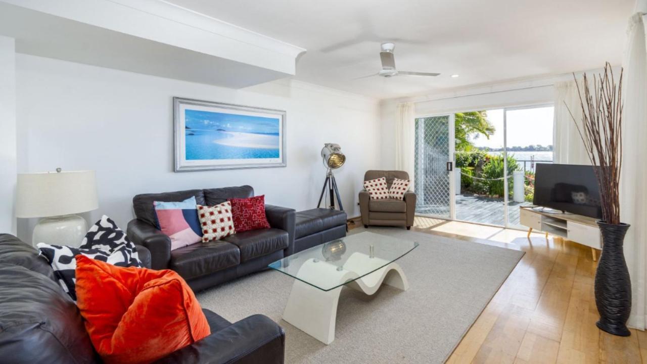 Picturesque Water Views Holiday home